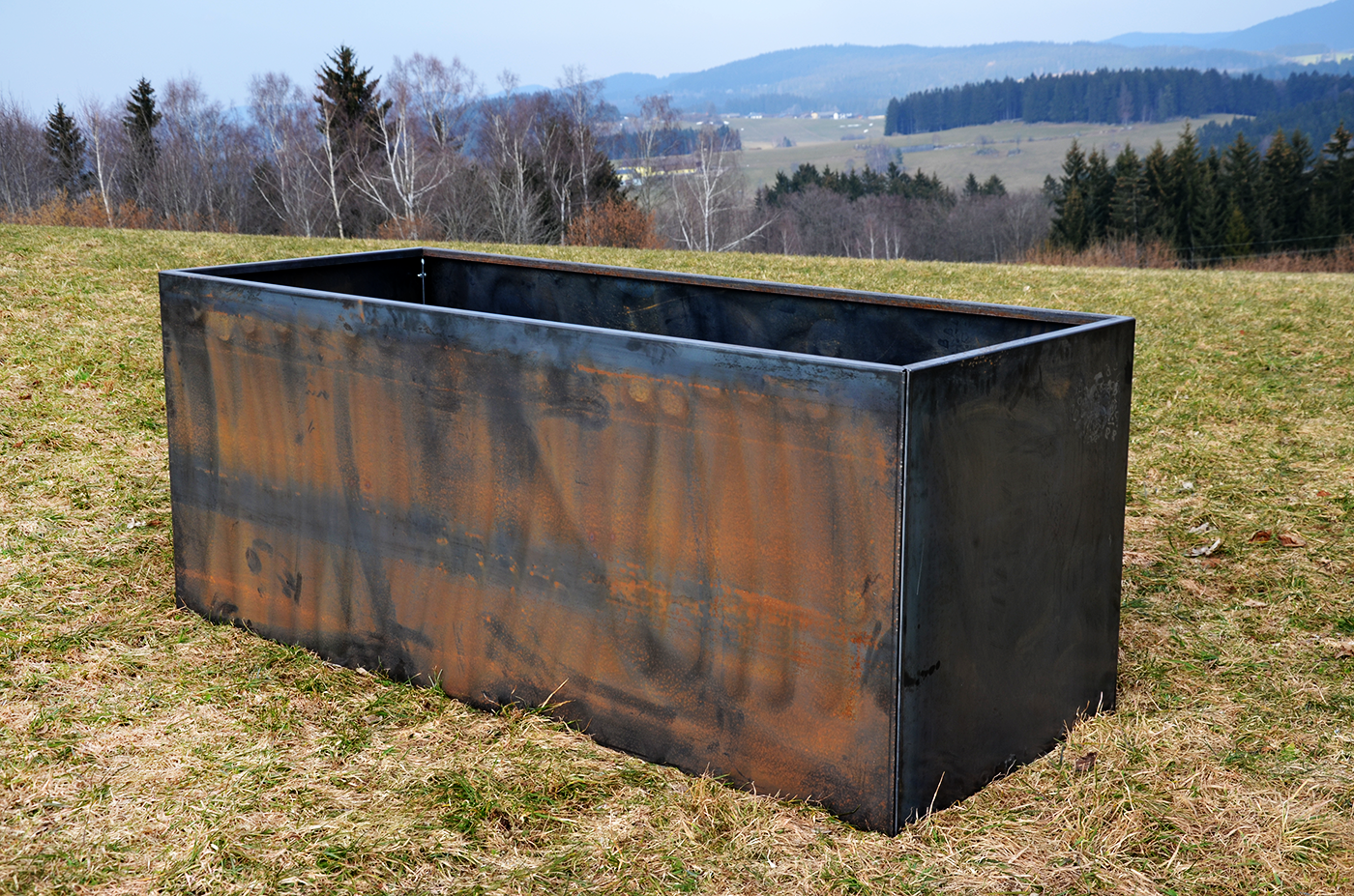 Cortenstahl Hochbeet noch nicht ganz verrostet auf Wiese